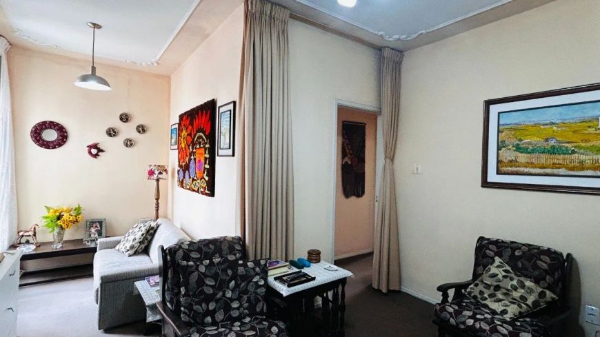 Apartamento 2 dormitórios com sacada, de frente, living dois ambientes, cozinha ampla, área de servi