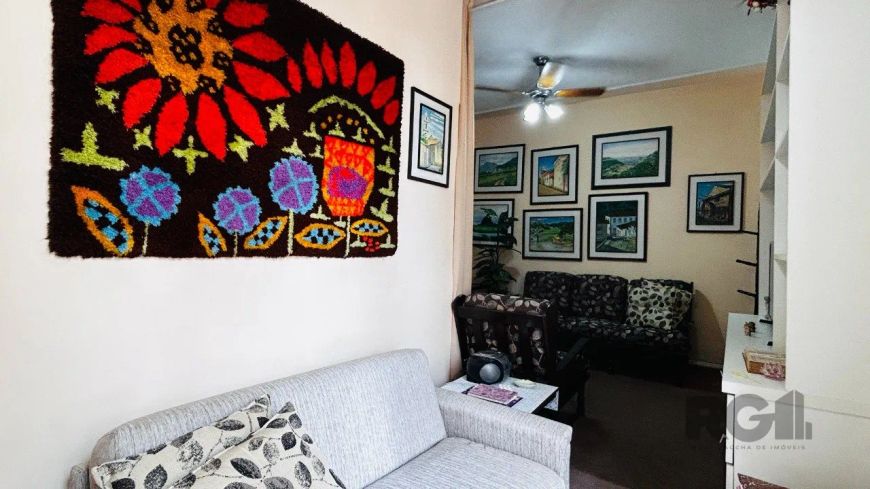 Apartamento 2 dormitórios com sacada, de frente, living dois ambientes, cozinha ampla, área de servi