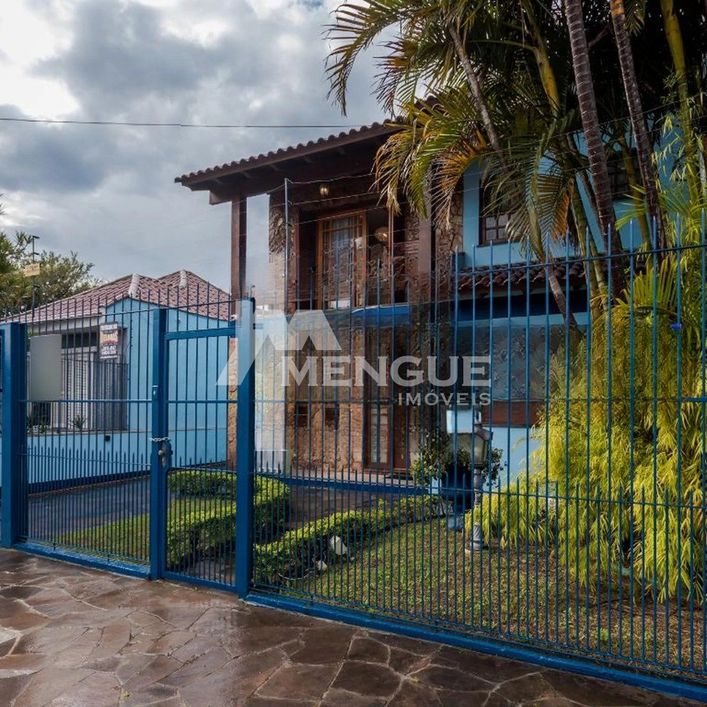 Casa com 4 dormitórios e 4 vagas de garagem a venda no Bairro Sarandi, com 180,00m² por R$ 1200.000,