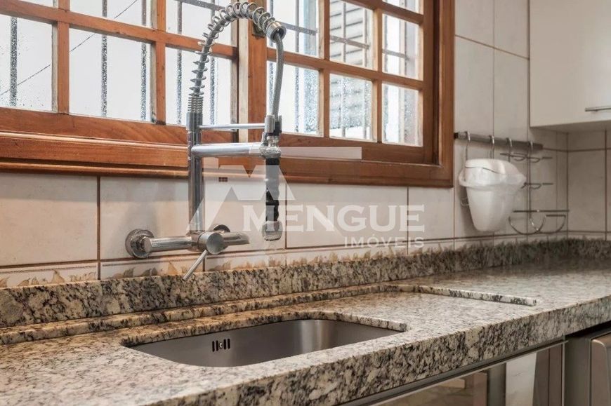 Casa com 4 dormitórios e 4 vagas de garagem a venda no Bairro Sarandi, com 180,00m² por R$ 1200.000,
