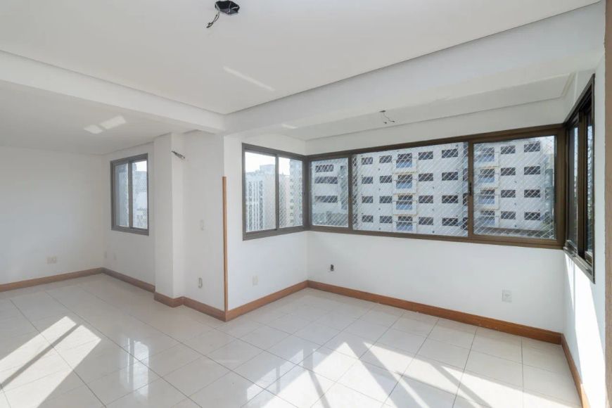 Apartamento à venda no bairro Mont Serrat com 130 m² e 3 dormitórios/quartos.