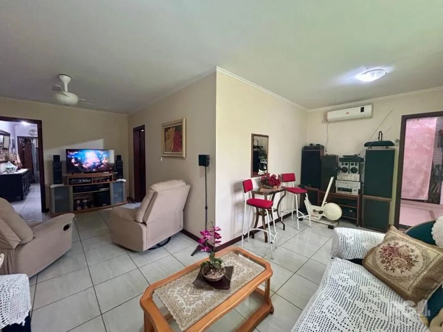 Descubra o seu novo lar na encantadora casa térrea na Rua Serafim de Alencastro, no bairro Sarandi!