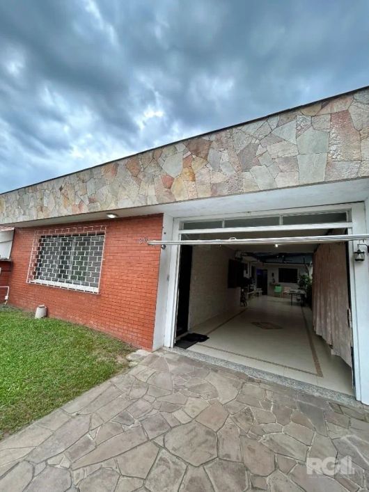 Descubra o seu novo lar na encantadora casa térrea na Rua Serafim de Alencastro, no bairro Sarandi!