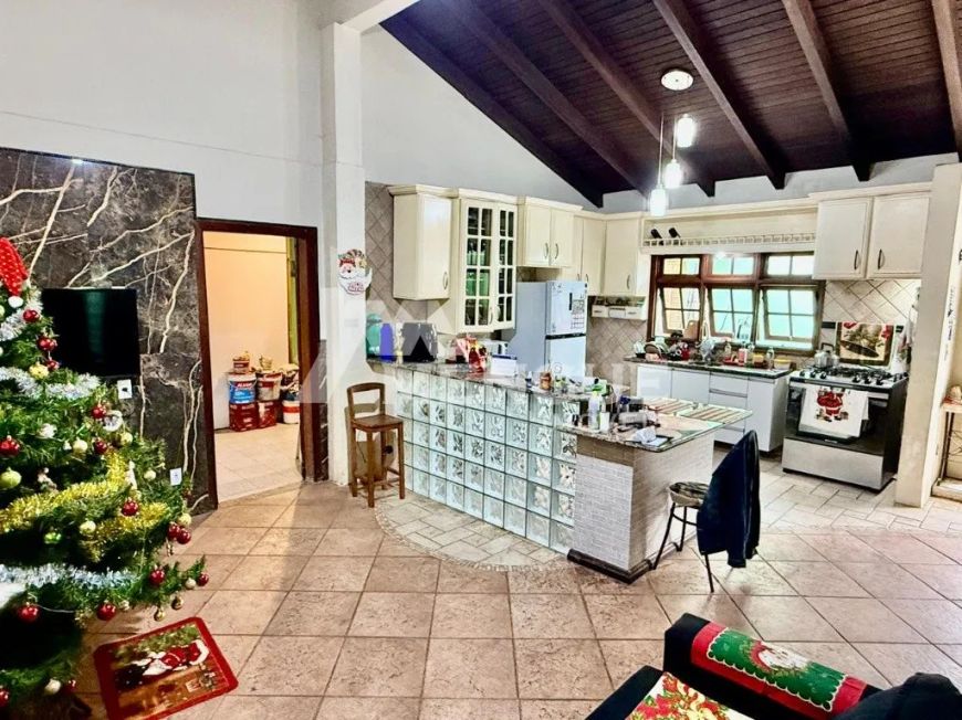 Casa residencial com 4 dormitórios e 5 vagas à venda no bairro Sarandi em Porto Alegre com 356m² por