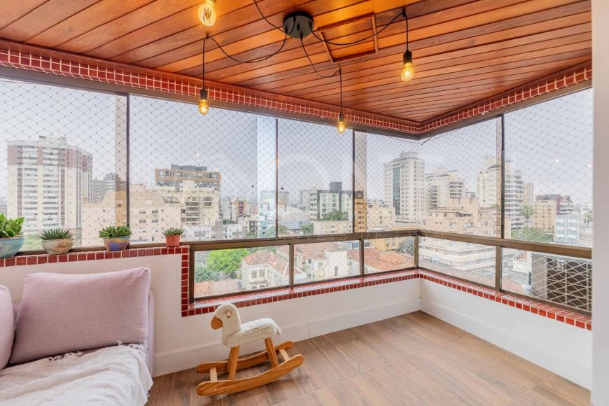 Cobertura com 2 quartos 1 sendo suíte, no bairro Menino Deus