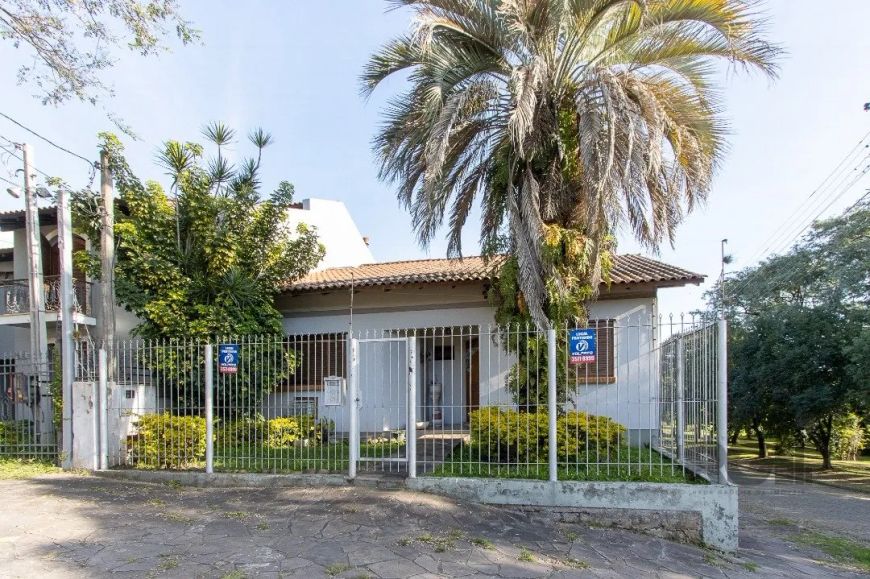Sobrado de esquina com ótima localização, em frente de uma praça para lazer, com :Living estendido c
