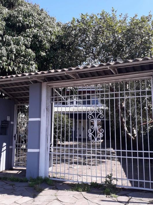 Casa com 3 dormitórios, lavabo, closet, pátio, piscina na Hípica, Zona Sul de POA/RS.