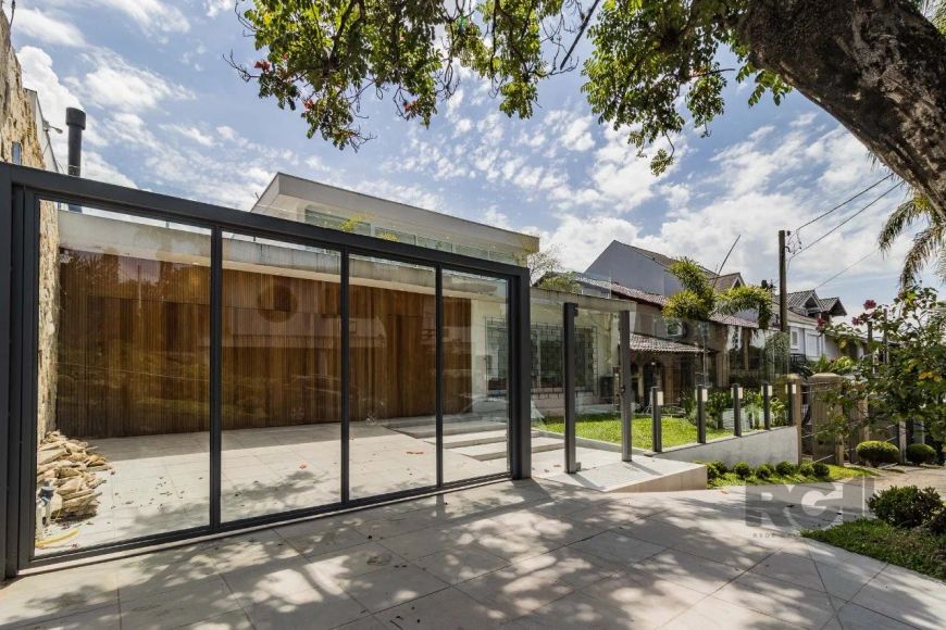 Casa de três dormitórios, com suíte e duas vagas de garagem, no bairro Chácara das Pedras, em Porto