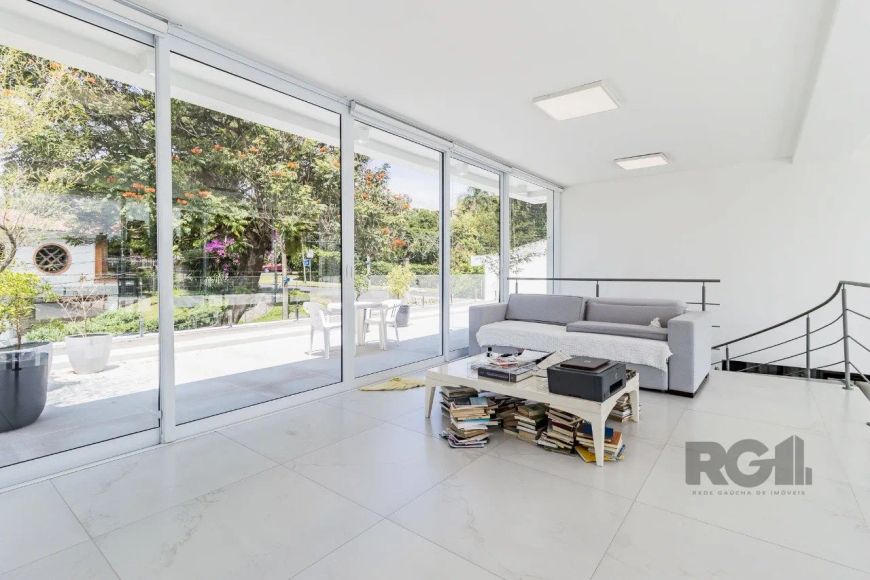 Casa de três dormitórios, com suíte e duas vagas de garagem, no bairro Chácara das Pedras, em Porto