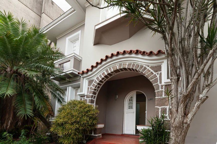 Prédio à venda no bairro São João com área útil de 330m² disponível para negociação.