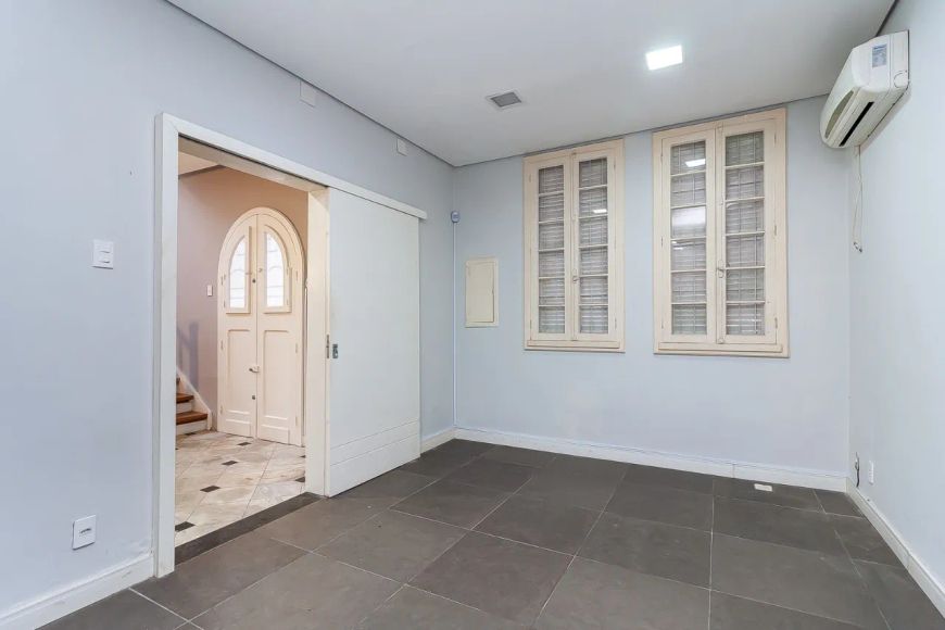Prédio à venda no bairro São João com área útil de 330m² disponível para negociação.