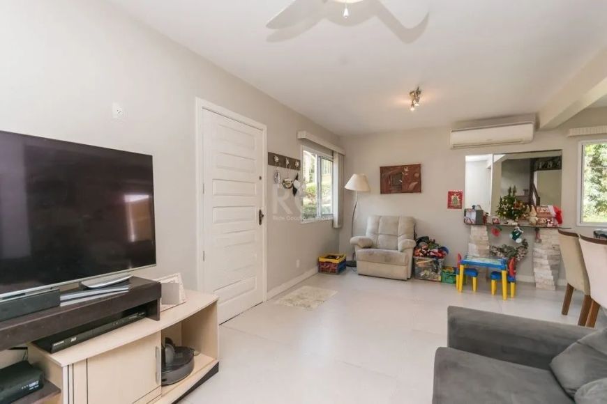 Excelente casa semi mobiliada em condomínio fechado na Zona Norte. Ela conta com 03 dormitórios, sen