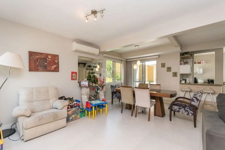 Excelente casa semi mobiliada em condomínio fechado na Zona Norte. Ela conta com 03 dormitórios, sen