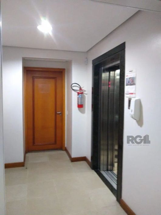 Apartamento 2 dormitórios, sala 2 ambientes, cozinha americana, área de serviço, mobiliado.. Com 1 v