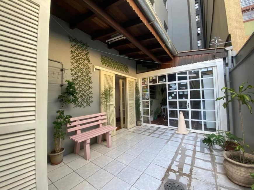 Confira esse Apartamento á venda na região central .Ao entrar no apartamento, você se depara com uma