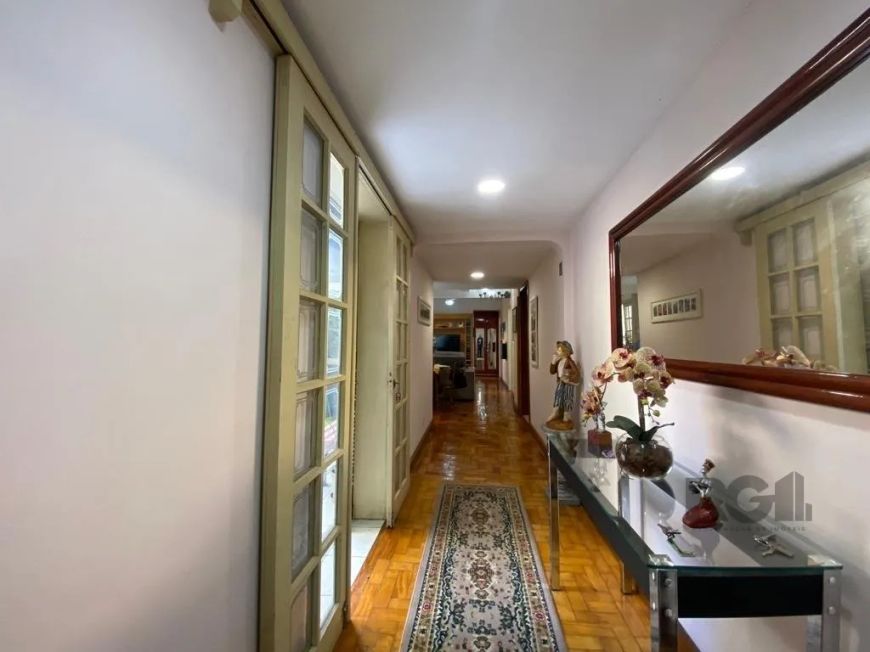 Confira esse Apartamento á venda na região central .Ao entrar no apartamento, você se depara com uma