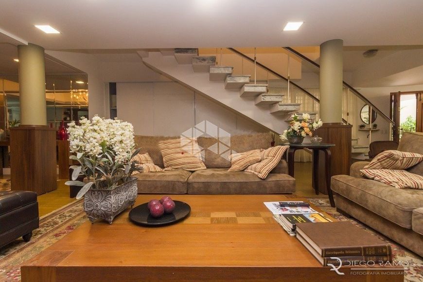 Esplêndida casa/sobrado com 650 m² de área construída.
