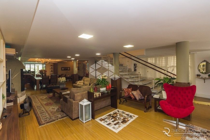 Esplêndida casa/sobrado com 650 m² de área construída.