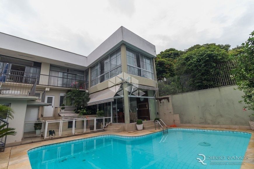 Esplêndida casa/sobrado com 650 m² de área construída.