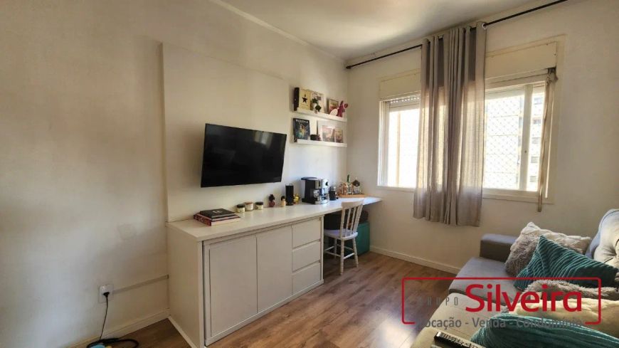 Apartamento 2 dormitórios, reformado no Centro
