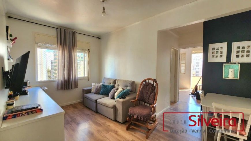Apartamento 2 dormitórios, reformado no Centro