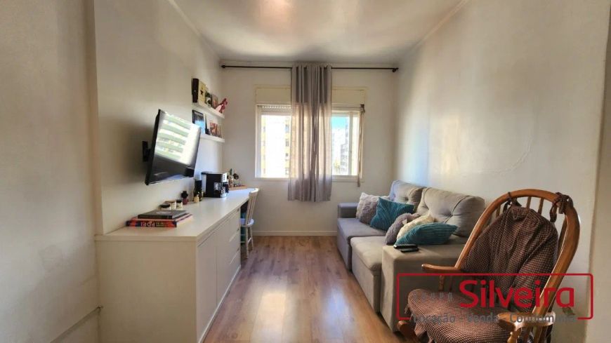 Apartamento 2 dormitórios, reformado no Centro