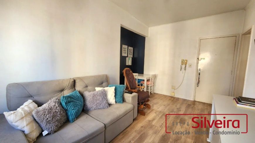 Apartamento 2 dormitórios, reformado no Centro
