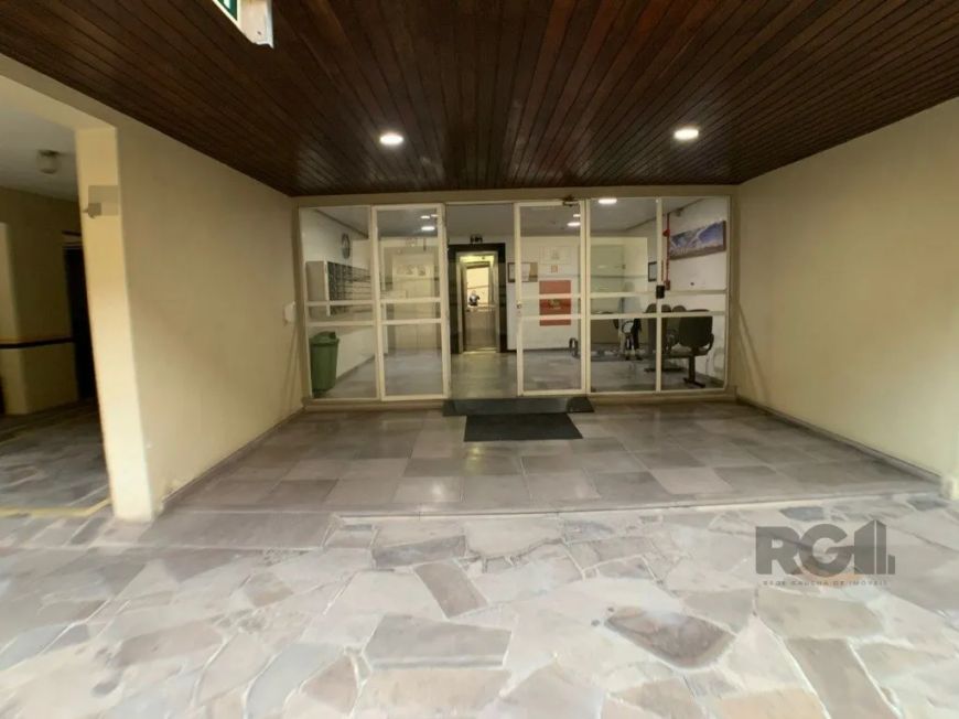 Escritório à venda no bairro Menino Deus com área útil de 32 m² disponível para negócio.