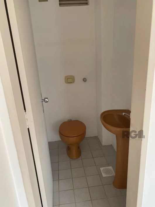 Escritório à venda no bairro Menino Deus com área útil de 32 m² disponível para negócio.