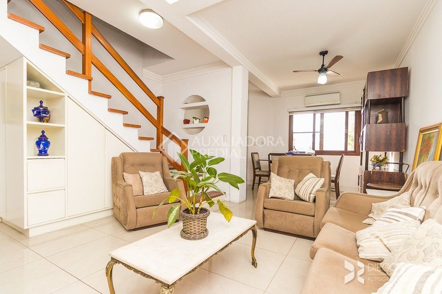 LINDA CASA COM 3 DORMITÓRIOS, PÁTIO E TERRAÇO NO BAIRRO HÍPICA