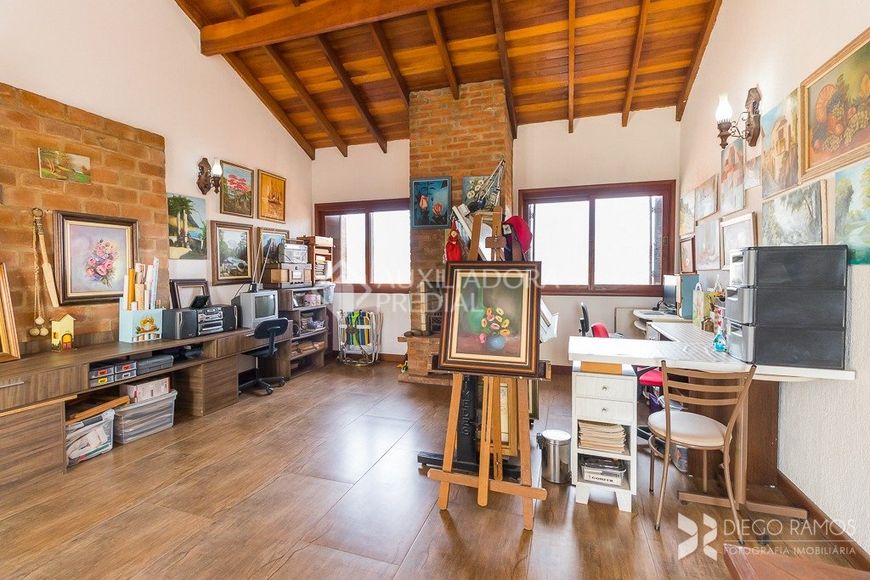 LINDA CASA COM 3 DORMITÓRIOS, PÁTIO E TERRAÇO NO BAIRRO HÍPICA