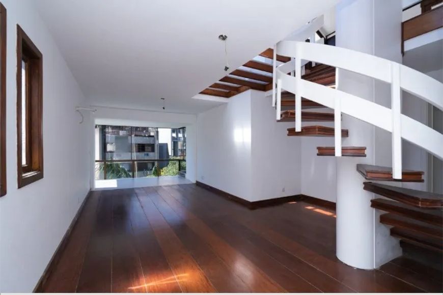 Cobertura à venda no bairro Auxiliadora com 3 dormitórios e 244 m² de área útil