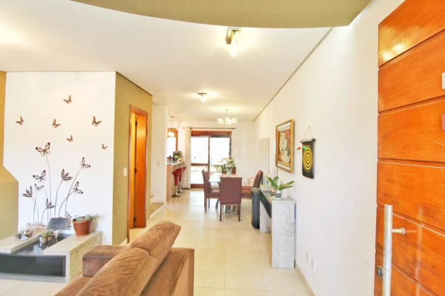 Linda casa de três dormitórios, sendo uma suíte com armários planejados, dois banheiros e um lavabo.