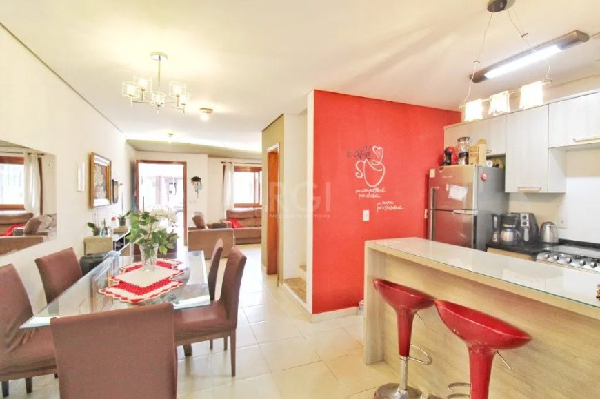 Linda casa de três dormitórios, sendo uma suíte com armários planejados, dois banheiros e um lavabo.