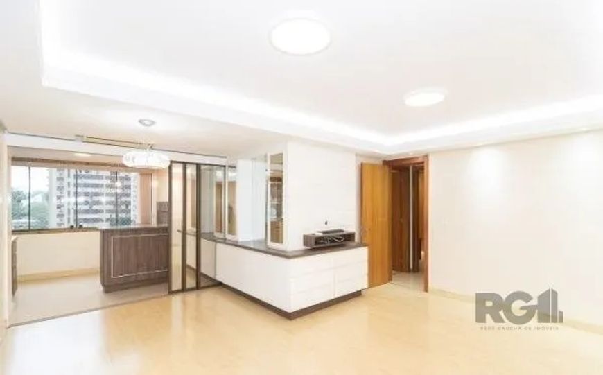 Apartamento semi-mobiliado para alugar, localizado na Rua Comendador Rodolfo Gomes, no coração do Me