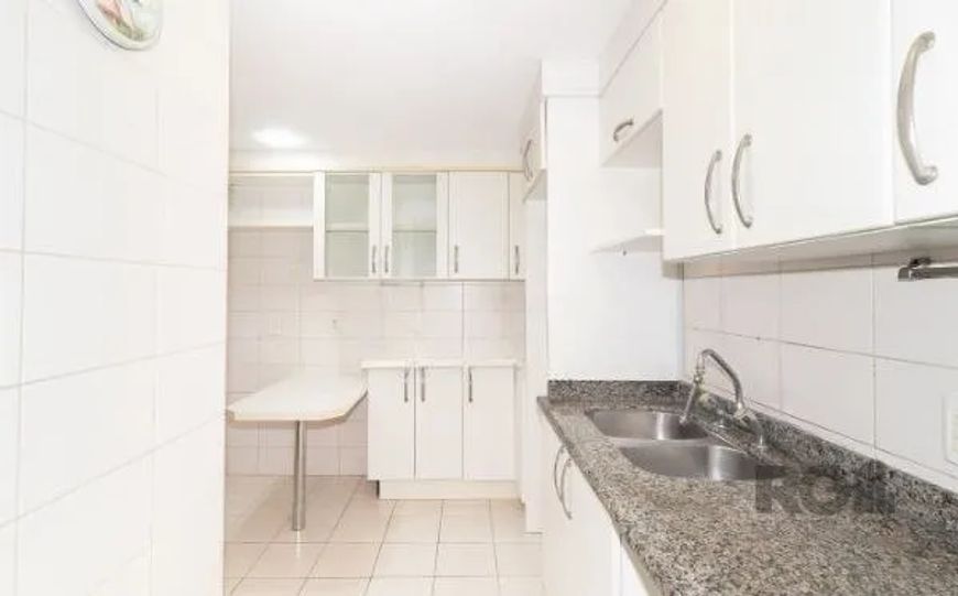 Apartamento semi-mobiliado para alugar, localizado na Rua Comendador Rodolfo Gomes, no coração do Me