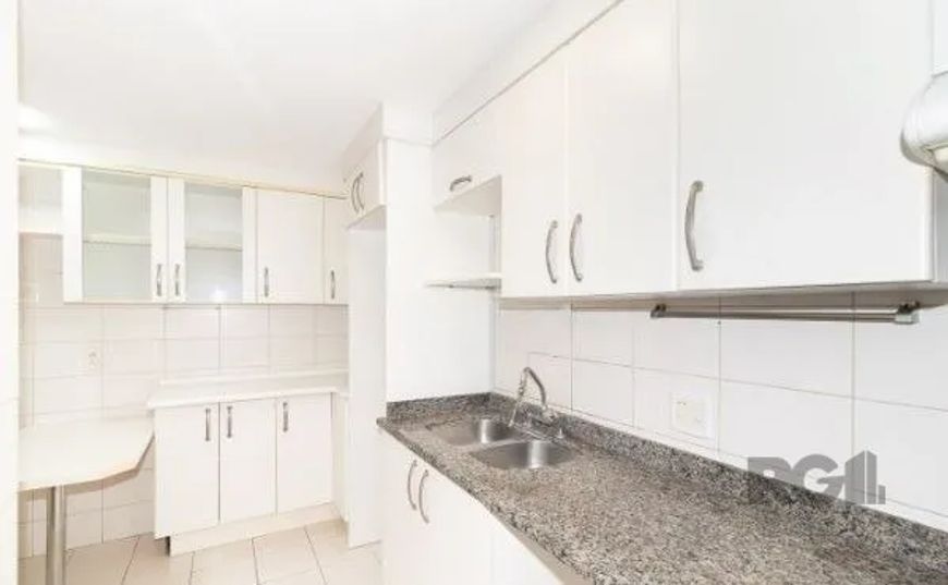 Apartamento semi-mobiliado para alugar, localizado na Rua Comendador Rodolfo Gomes, no coração do Me