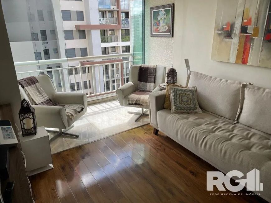 Apartamento mobiliado com 2 dormitórios, suíte, banheiro social, ambos banheiros com ventilação natu
