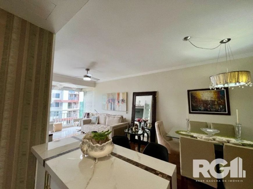 Apartamento mobiliado com 2 dormitórios, suíte, banheiro social, ambos banheiros com ventilação natu