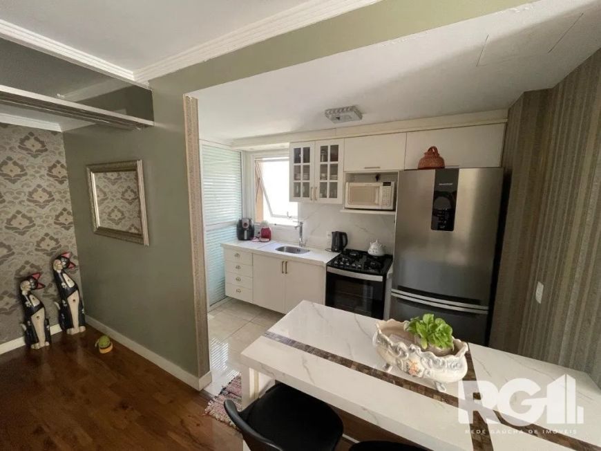 Apartamento mobiliado com 2 dormitórios, suíte, banheiro social, ambos banheiros com ventilação natu