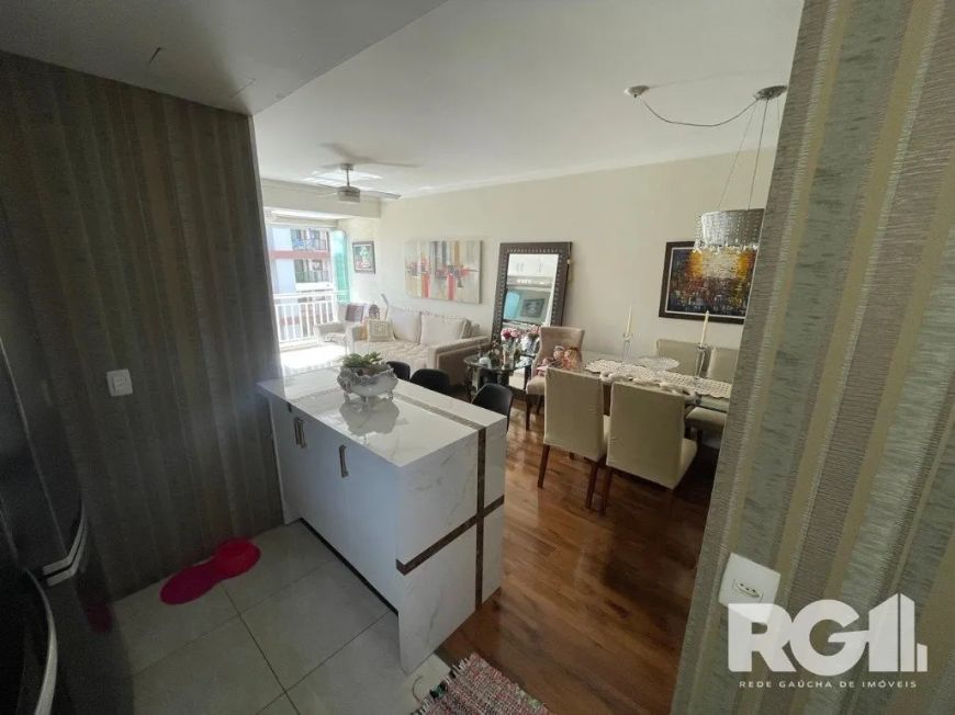 Apartamento mobiliado com 2 dormitórios, suíte, banheiro social, ambos banheiros com ventilação natu