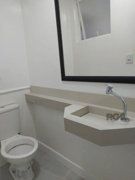 Vende no bairro Chácara da Pedras, apartamento de 02 dormitórios, living 02 ambientes, com sacada, b