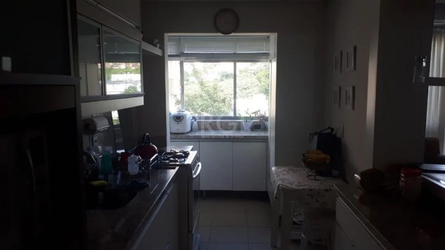Imóvel impecável, piso laminado novo,cozinha americana sob medida, área de serviço com armários, sal