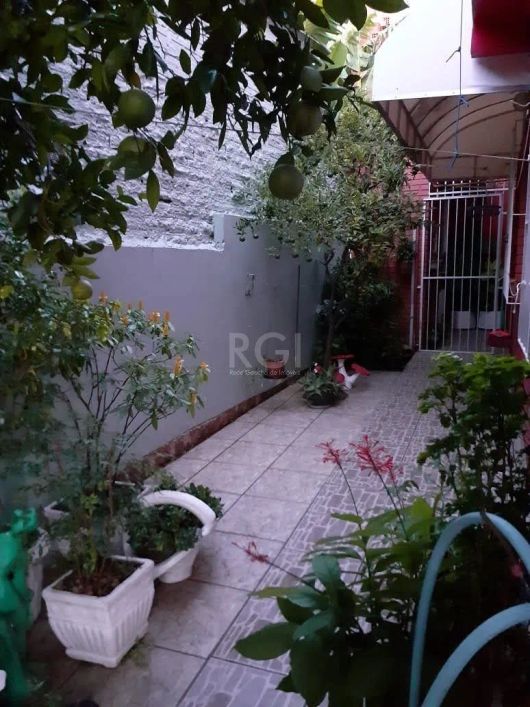 Casa para Venda - 250m², 3 dormitórios, 1 vaga - Camaquã, Porto Alegre