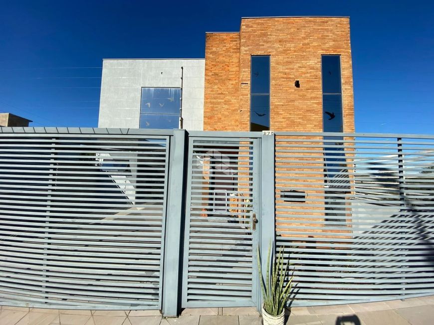 Casa 3 Dormitórios com piscina no Residencial Verdes Campos em Porto Alegre