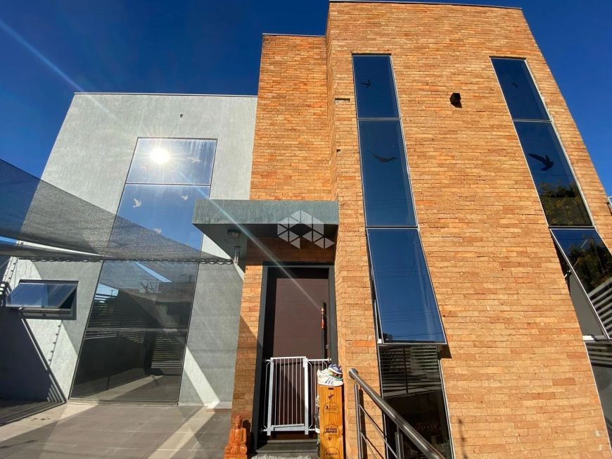 Casa 3 Dormitórios com piscina no Residencial Verdes Campos em Porto Alegre