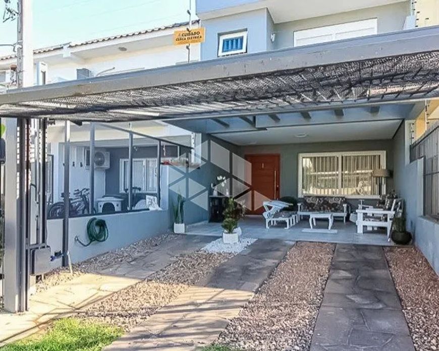 BELO SOBRADO COM PISCINA NO PÁTIO, SUÍTE COM SACADA E GARAGEM COBERTA