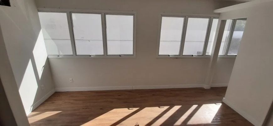 Salas/Conjuntos em Menino Deus com 33.74 m² , 1 vaga(s).
