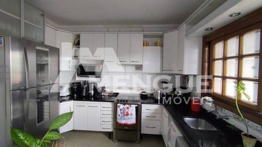 Casa com 3 dormitórios e 4 vagas à venda no bairro Rubem Berta em Porto Alegre com 200,00m² por R$ 6
