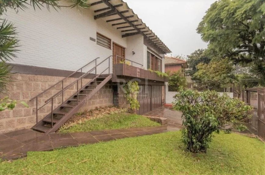 Ótima casa localizada próximo do Iguatemi, com 327m² construídos, em terreno medindo 19 x 34m, de 4
